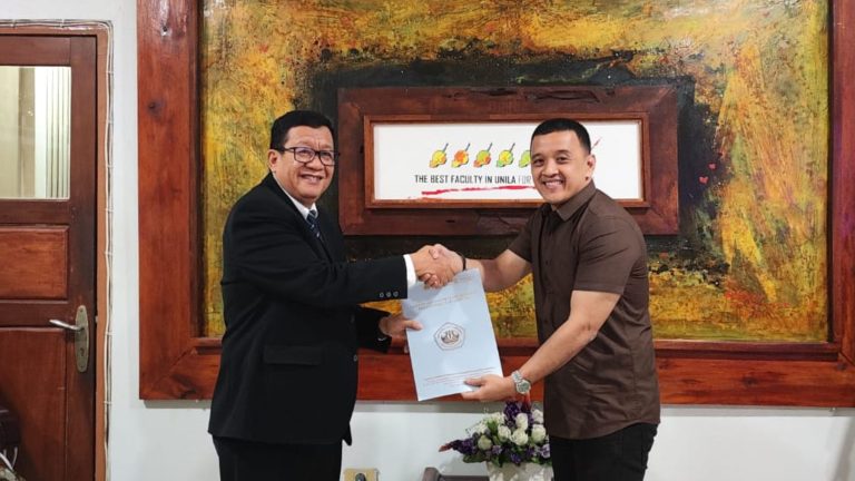 Penyerahan SK Rektor terkait Penggantian Pejabat di Lingkungan FEB Unila